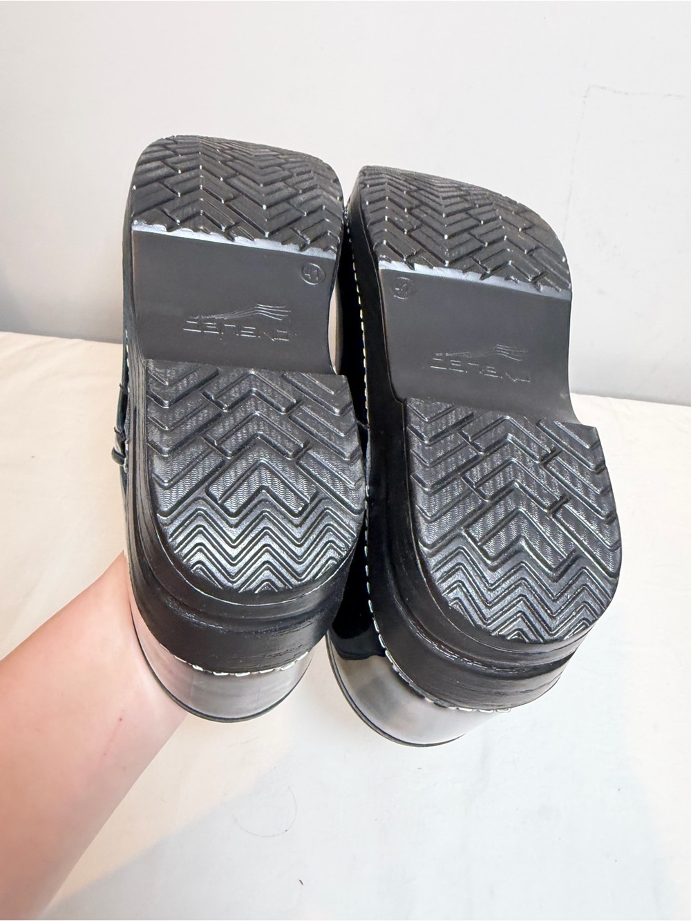 New Dansko professional black patent leather slip on clogs size 41 - Picture 8 of 11